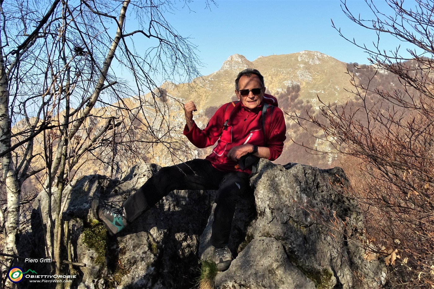36 Dalla roccetta di Cima Muschiada (1458 m) con vista in Due Mani sullo sfondo.JPG